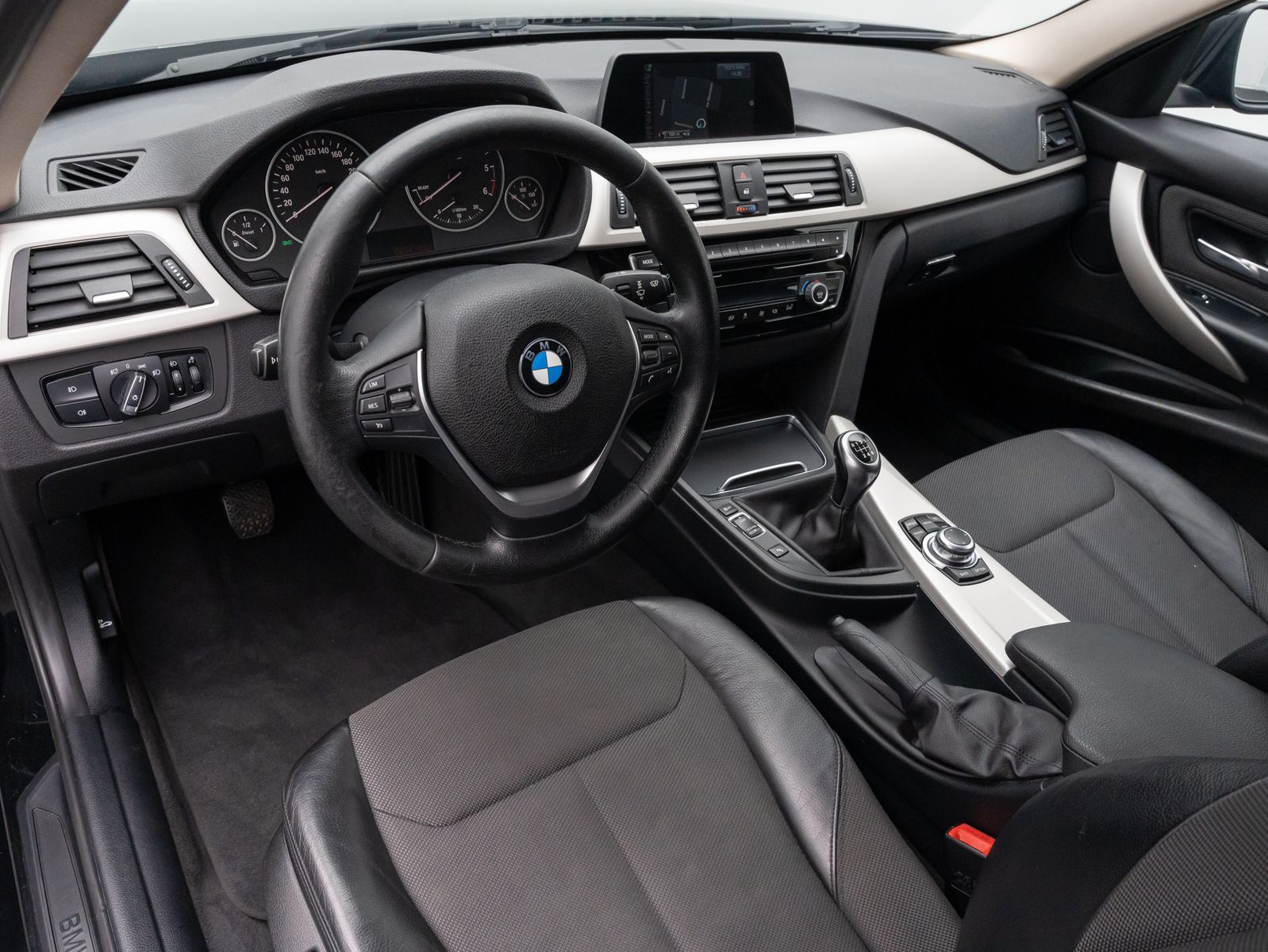 Fahrzeugabbildung BMW 318d Advantage M-Sport Tempo PDC