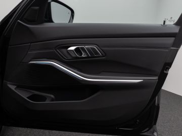 Fahrzeugabbildung BMW 330e M Sport Panorama Kamera HUD DAB HiFi Komfor