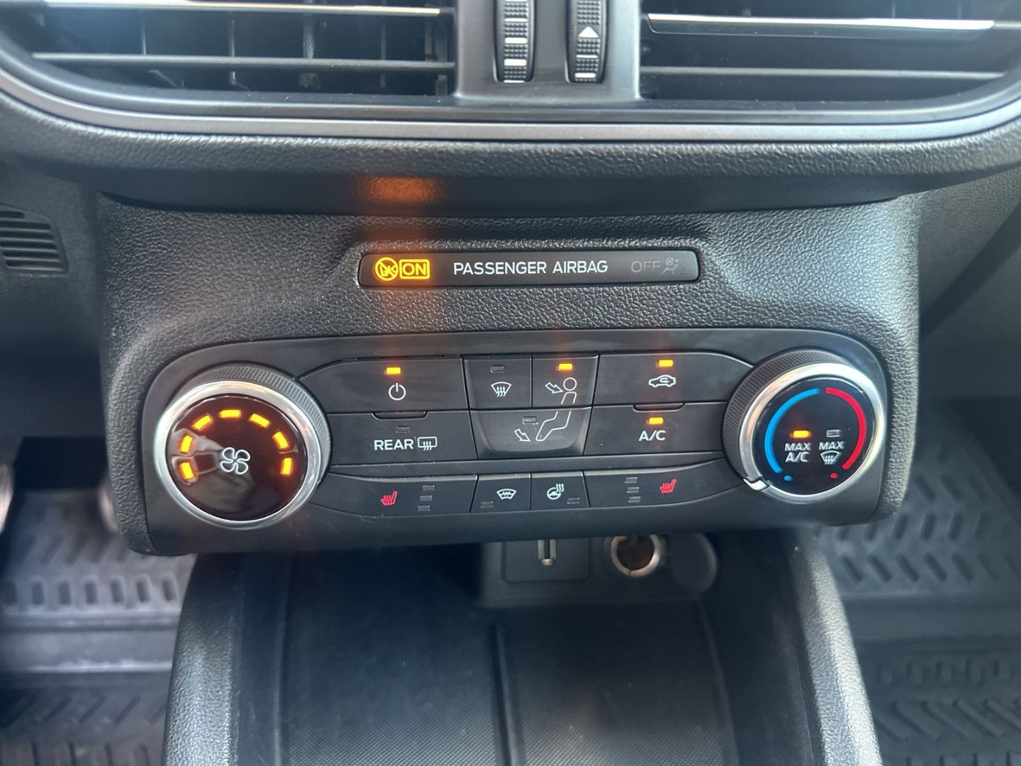 Fahrzeugabbildung Ford Focus Turnier + Sitzheizung +Lenkradheizung +Spu