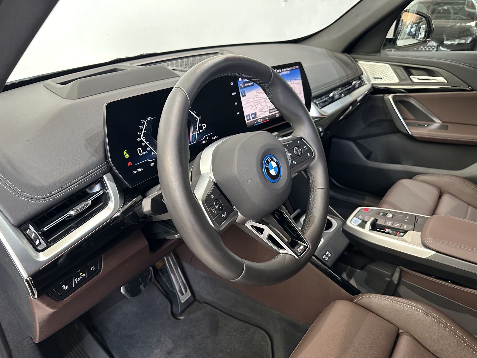 Fahrzeugabbildung BMW iX1 xDrive30 M Sportpaket Head-Up Parking Assist