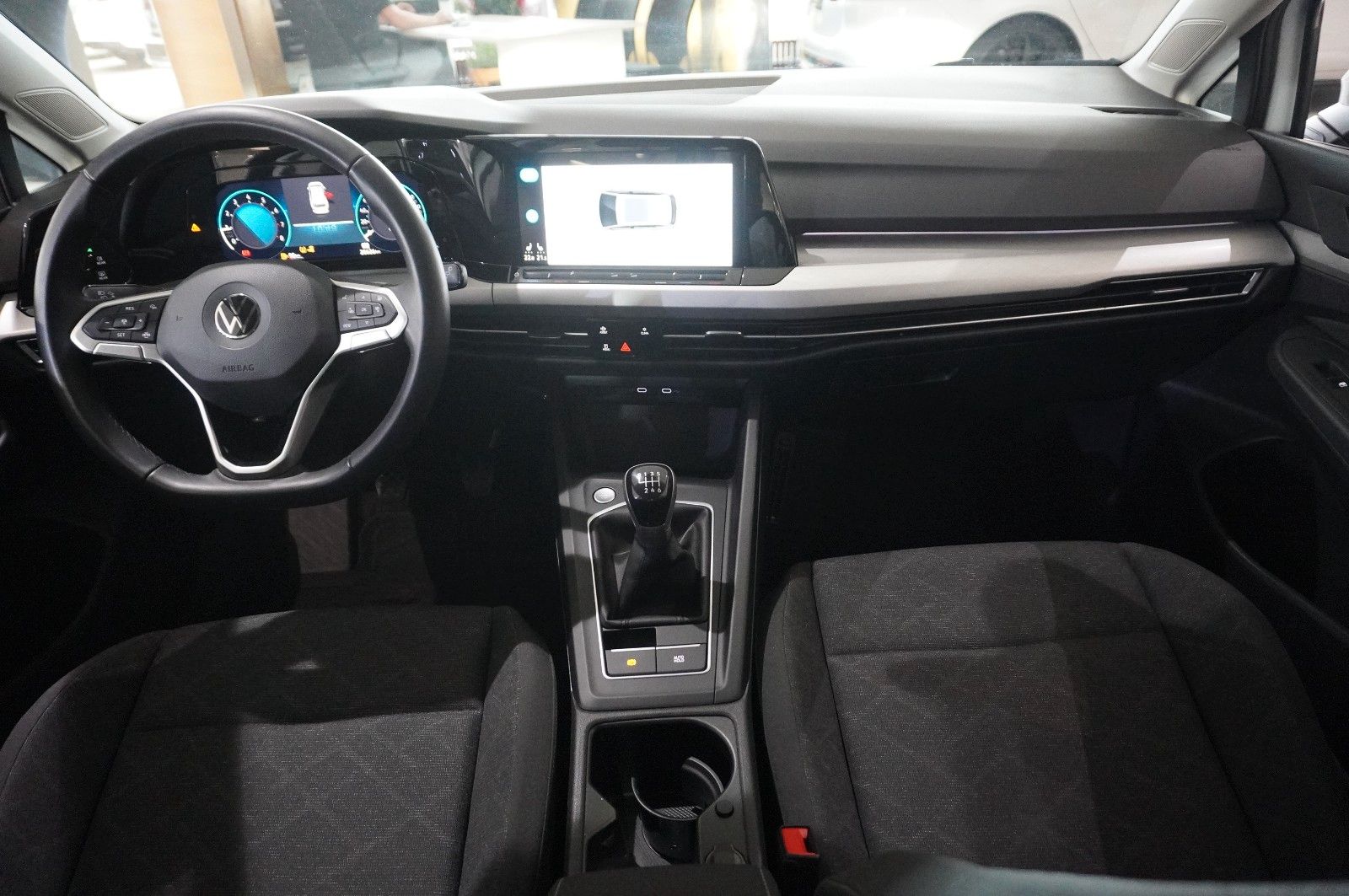 Fahrzeugabbildung Volkswagen Golf VIII Variant 1.5 TSI LIFE NAVI/LED/SHZ/VIRT