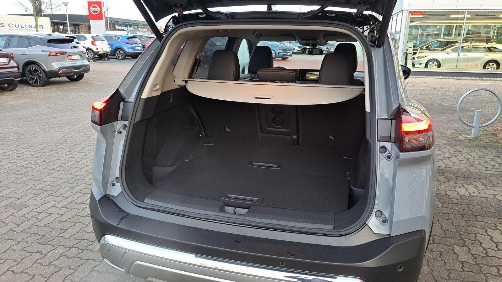 Fahrzeugabbildung Nissan X-TRAIL 1.5 VC-T Xtronic 4x2 TeknaNAVI LED  SHZ