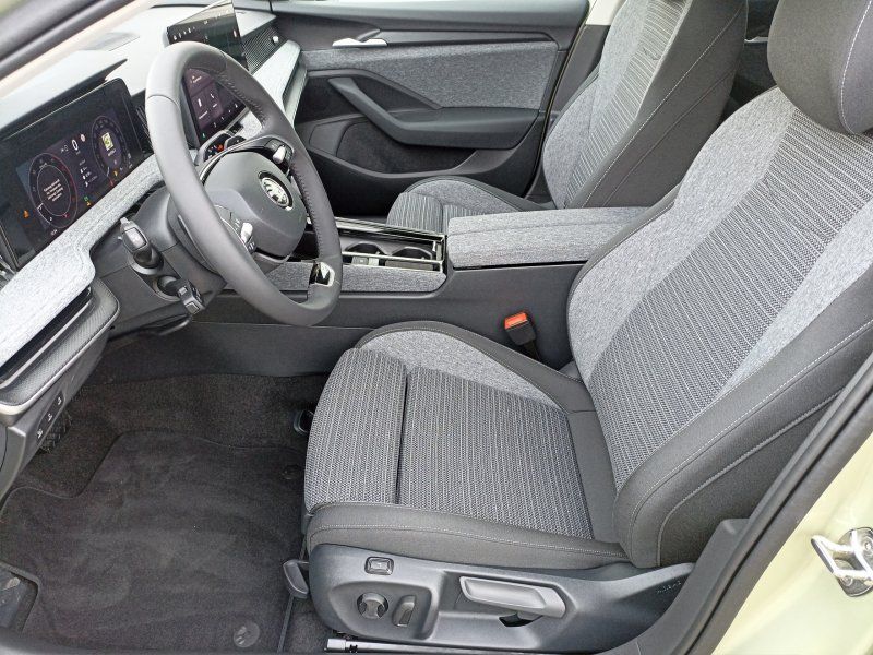 Fahrzeugabbildung SKODA Superb Combi 2.0 TDI Selection DSG AHK+ASSISTENT