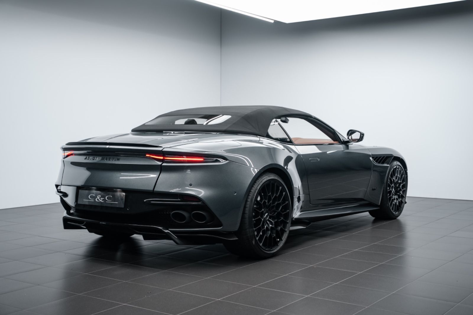 Fahrzeugabbildung Aston Martin DBS 770 Ultimate Volante 1 OF 199/CARBON/BUCKET
