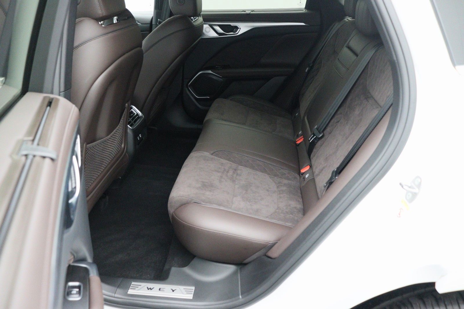 Fahrzeugabbildung WEY 05 2.0T PHEV Luxury Sitzkomfort Black/Brown