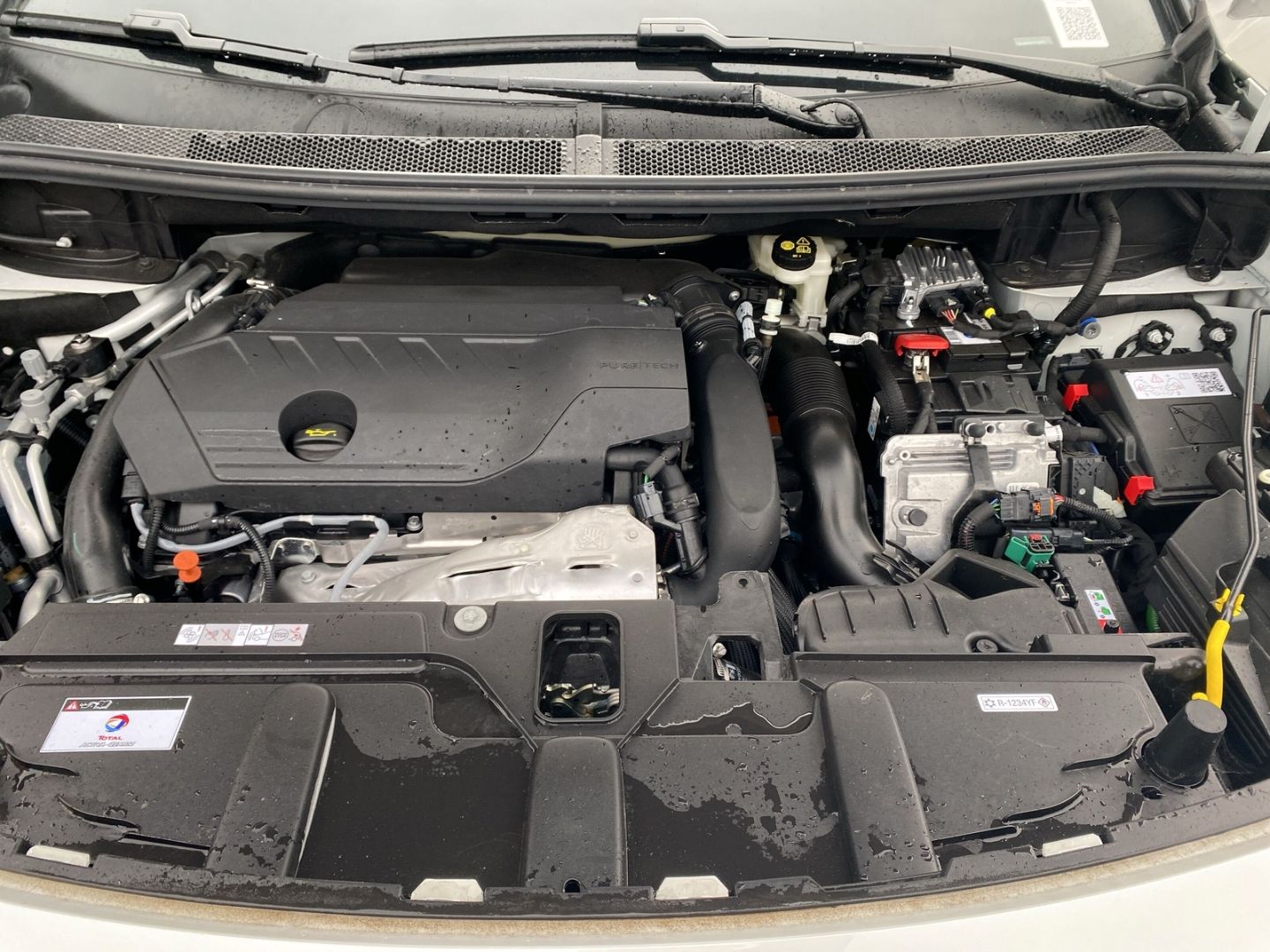 Fahrzeugabbildung Peugeot 3008 Hybrid4 300 GT 1.6 Plug-In EU6d
