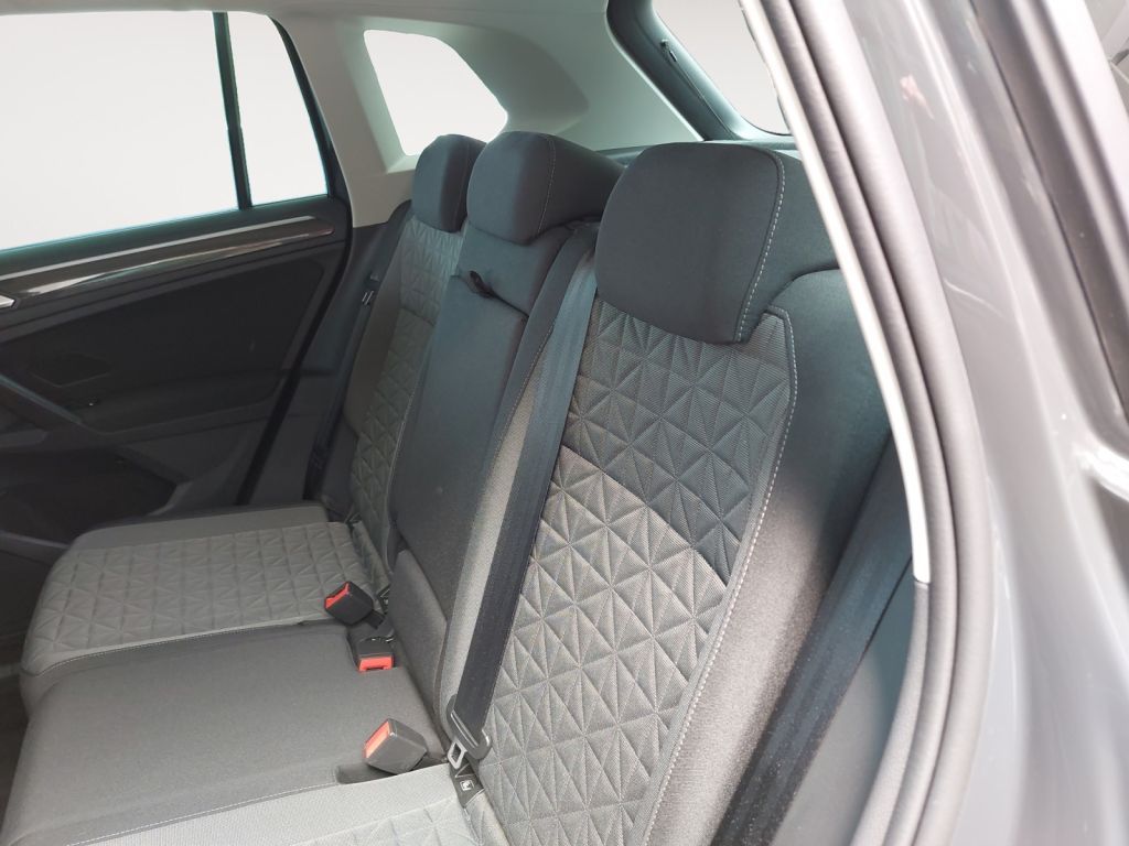 Fahrzeugabbildung Volkswagen Tiguan 1.5 TSI DSG Life AHZV Navi WR