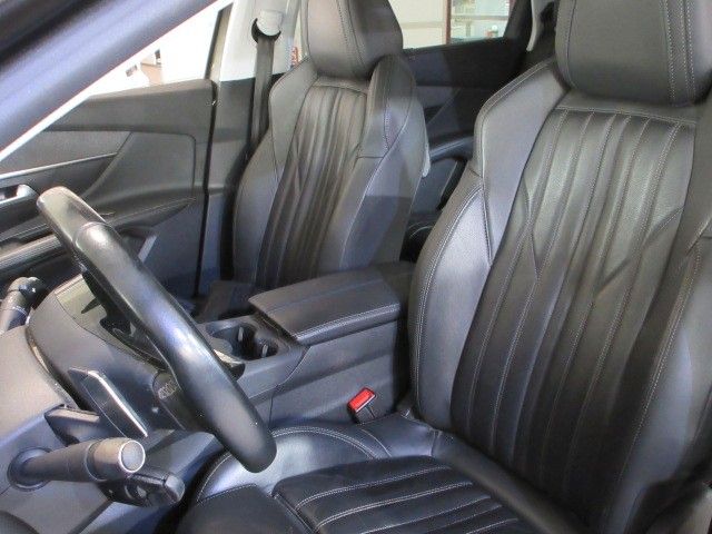 Fahrzeugabbildung Peugeot 5008 Allure 1.5D LED/SHZ/PANO/AHK/LEDER&MASSAGE