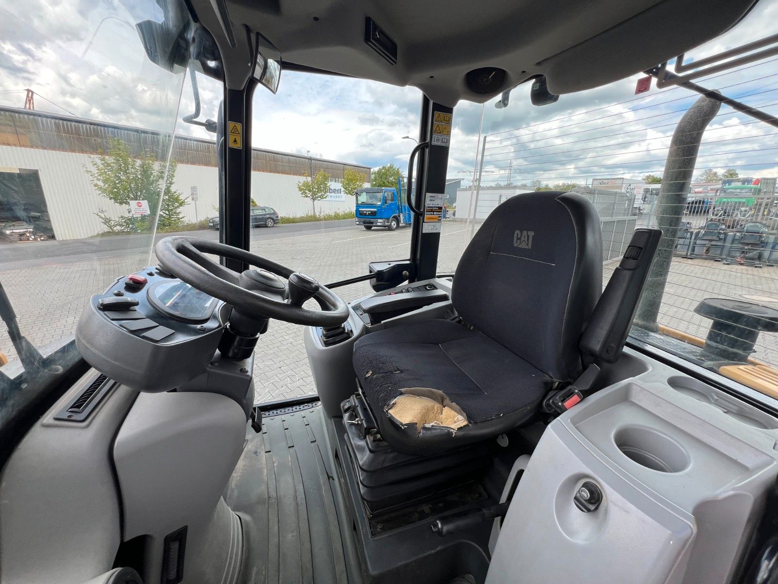 Fahrzeugabbildung CAT 908M / 3.000h / Gabel / Schaufel