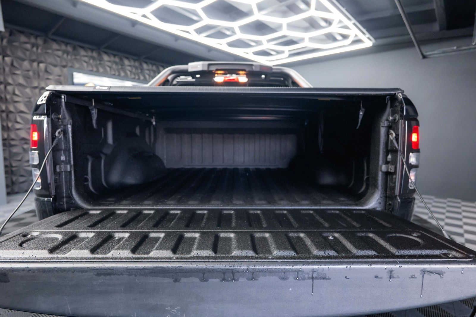 Fahrzeugabbildung Dodge RAM 5.7 V8 HEMI 4x4 Offroad Night-Paket LED 19%