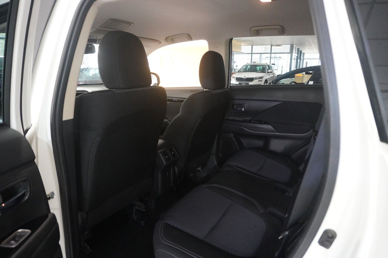 Fahrzeugabbildung Mitsubishi Outlander 2.4 PHEV 4WD NAVI/LED/KAMERA/DAB/AHK