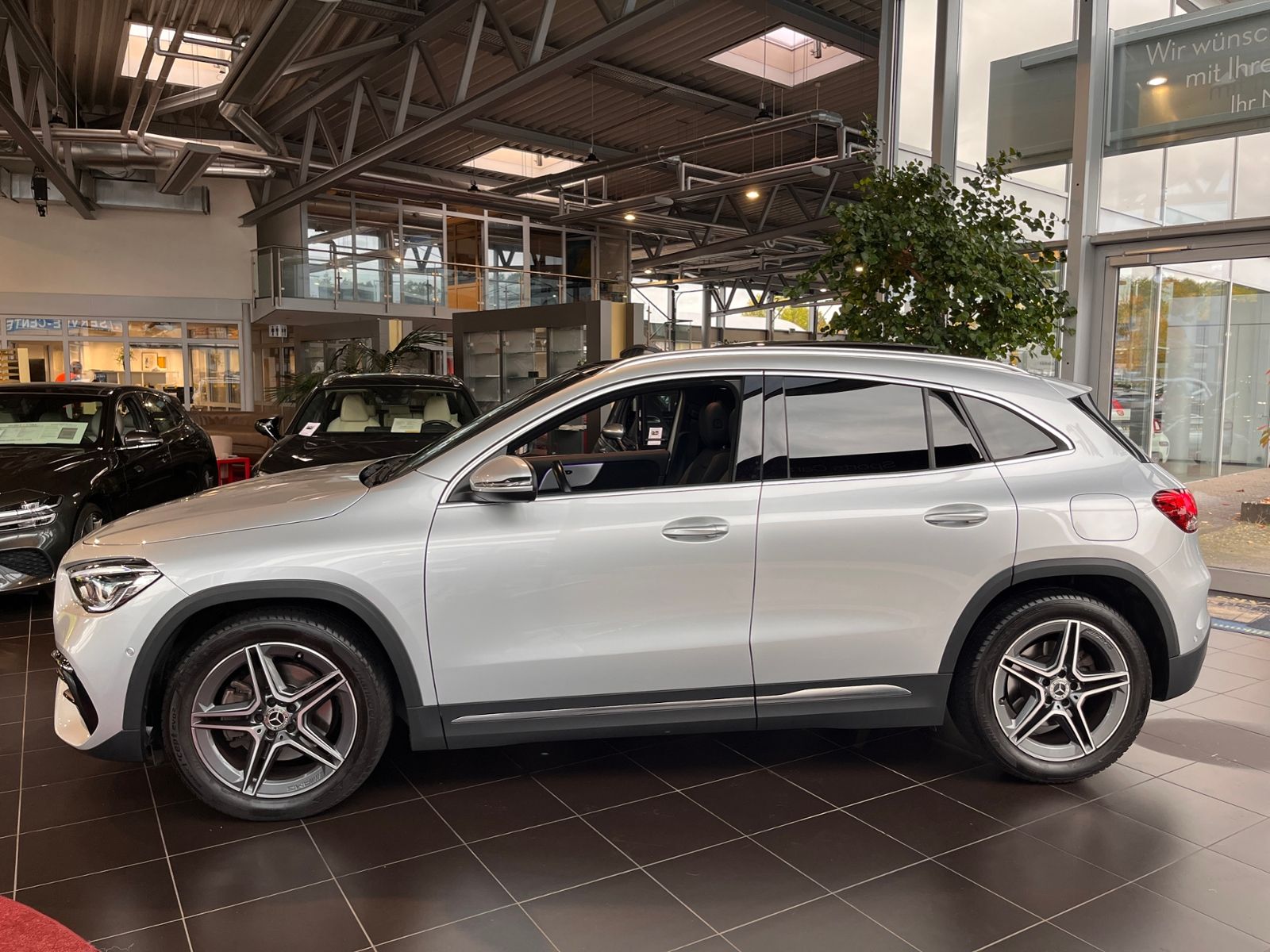 Fahrzeugabbildung Mercedes-Benz GLA 250 4Matic AMG Line PANO LED NAVI