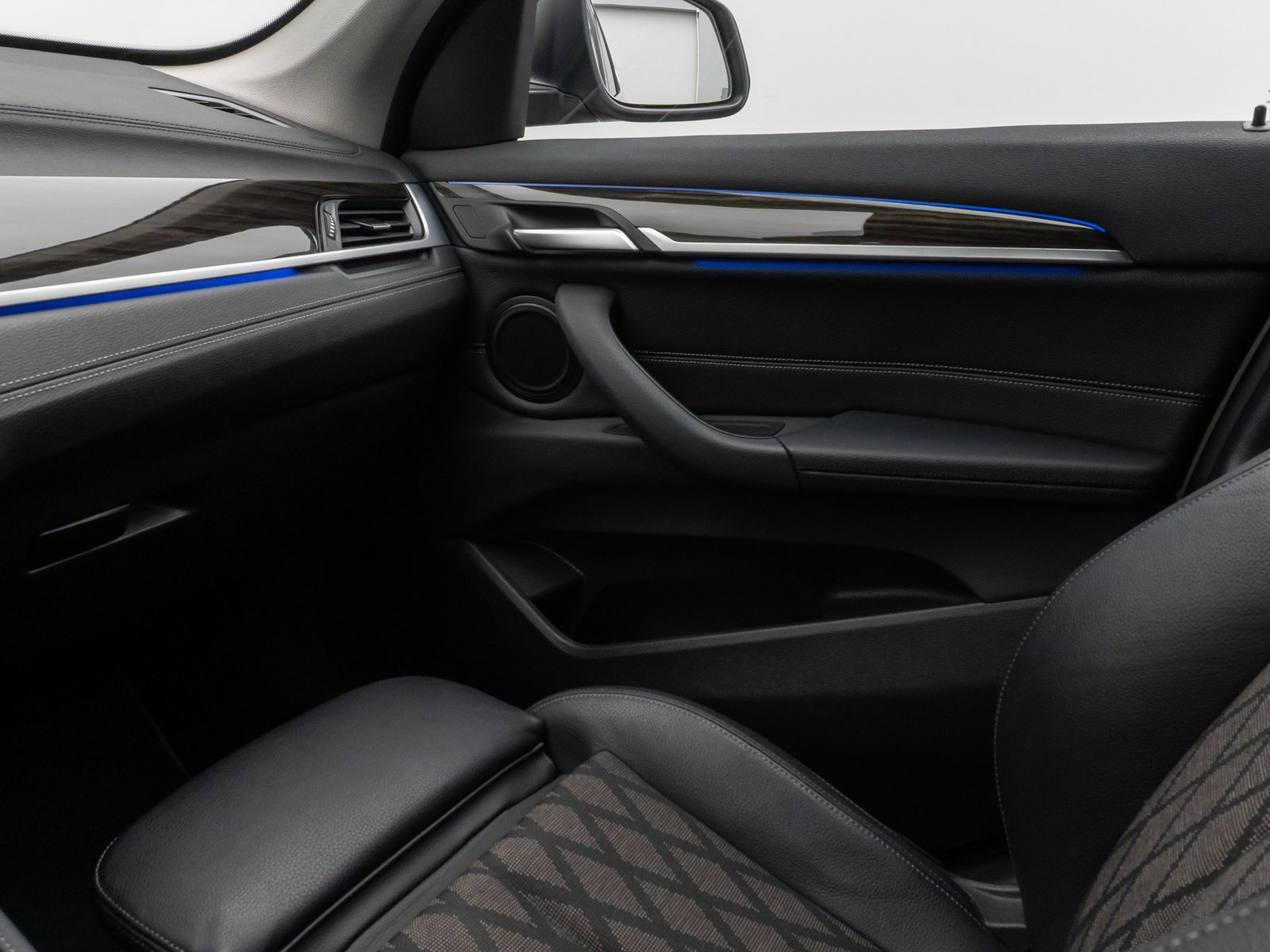 Fahrzeugabbildung BMW X1 sD20i xLine Kamera HUD DAB HiFi AHK Sport 18"