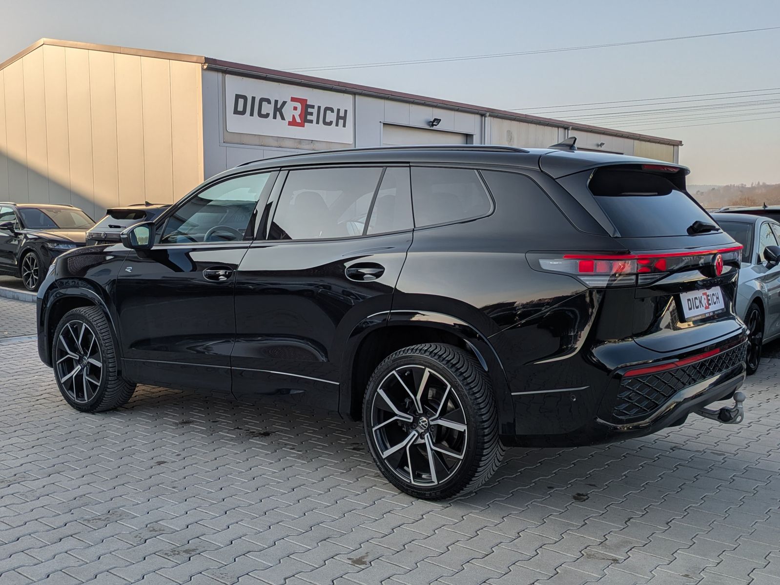 Fahrzeugabbildung Volkswagen Tayron 2.0 TDI 4M R-Line BLACK*7Si*MATRIX*PANO