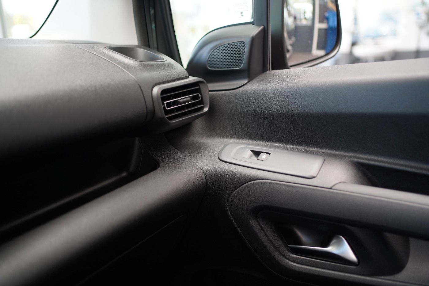 Fahrzeugabbildung Citroën Berlingo M PureTech 130 EAT8 Shine Automatik DAB