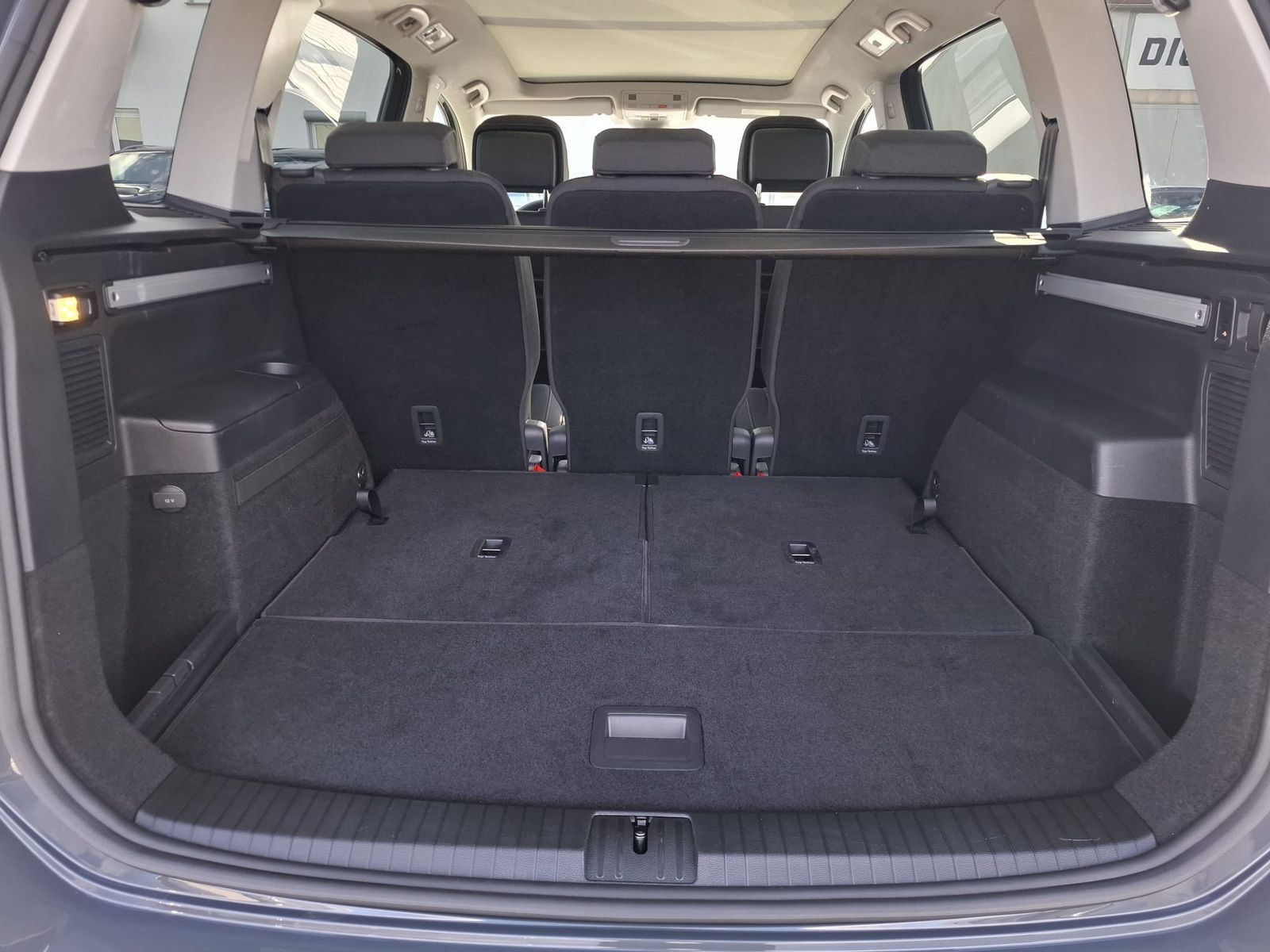 Fahrzeugabbildung Volkswagen Touran 2.0 DSG R-Line High BLACK Pano 7Si IQ AHK