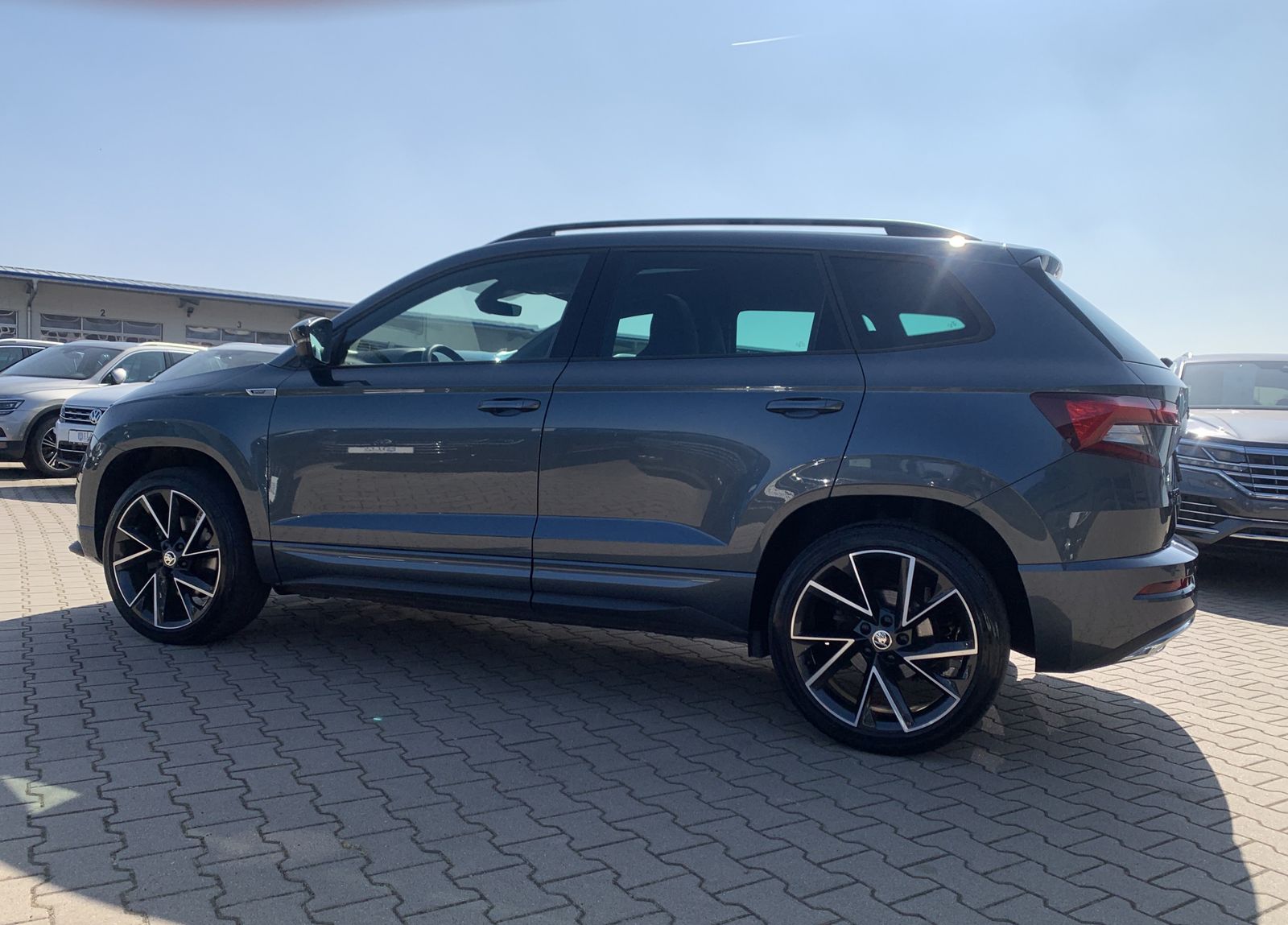 Fahrzeugabbildung SKODA Karoq 2.0 TDI*Sportline*4x4*AHK*LED*CANTON*ACC*
