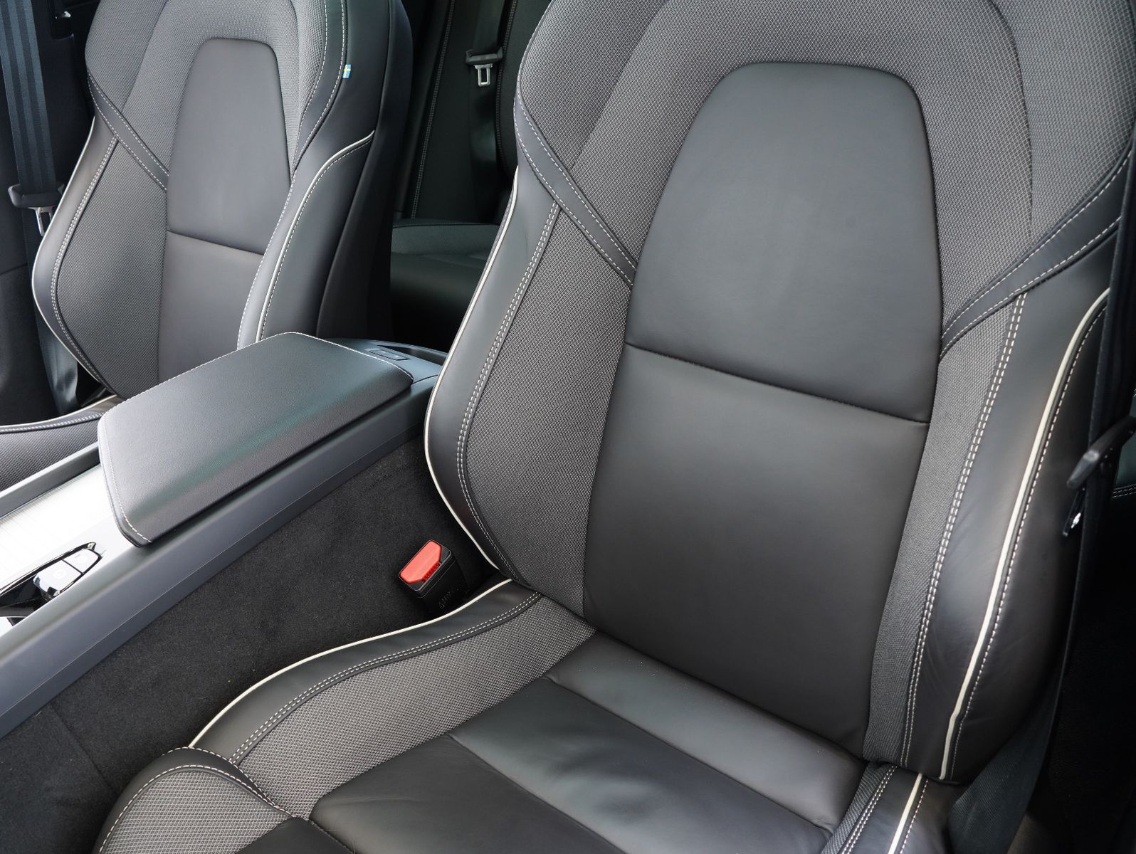 Fahrzeugabbildung Volvo XC60 B4 D AWD Plus Dark PANORAMA/LED/ACC/AHK