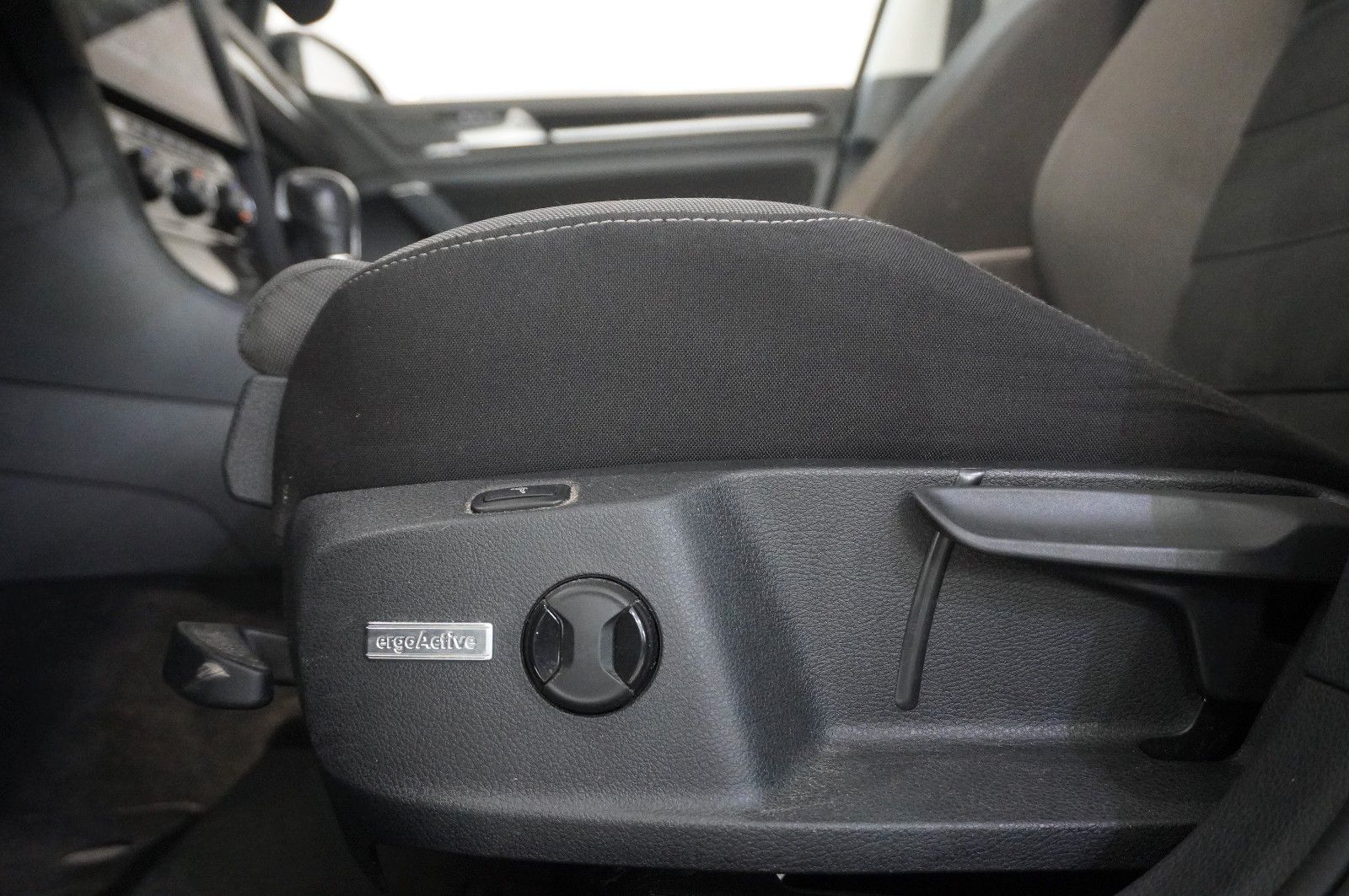 Fahrzeugabbildung Volkswagen Golf VII Vari. 1.5 TSI HIGHLINE DSG NAVI/LED/AHK