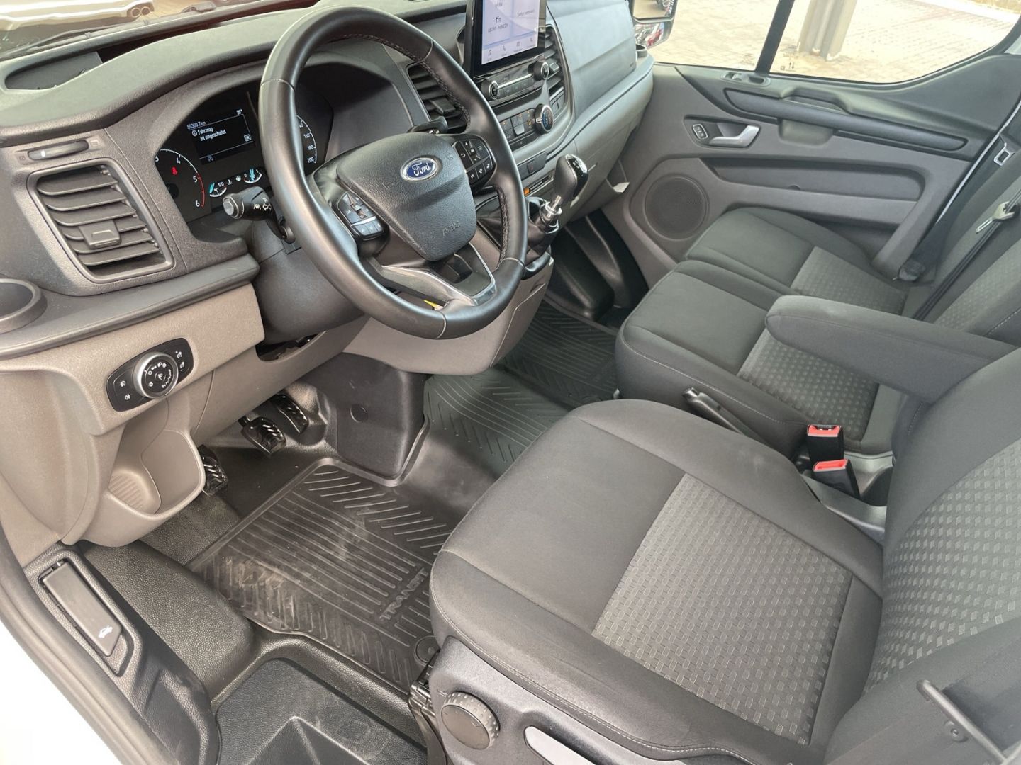 Fahrzeugabbildung Ford Transit Custom Kombi 320 L1 Trend 2.0 TDCi 105PS
