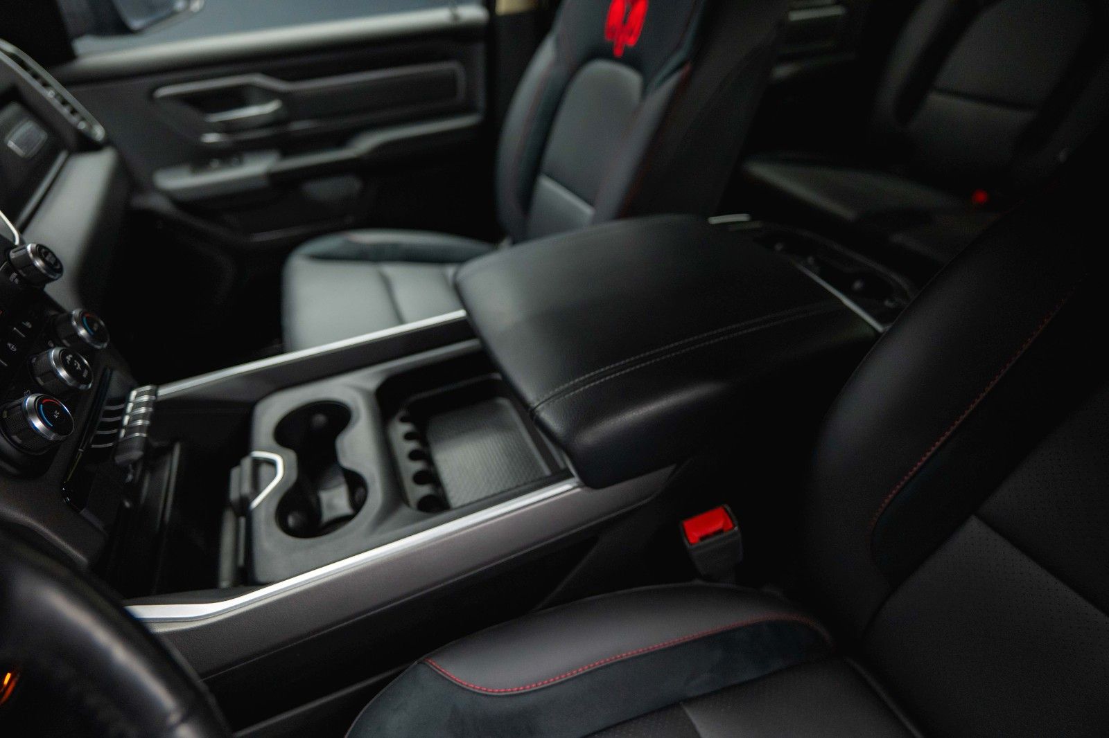 Fahrzeugabbildung Dodge RAM 5.7 V8 HEMI 4x4 OFFROAD Night-Paket *LED*19%