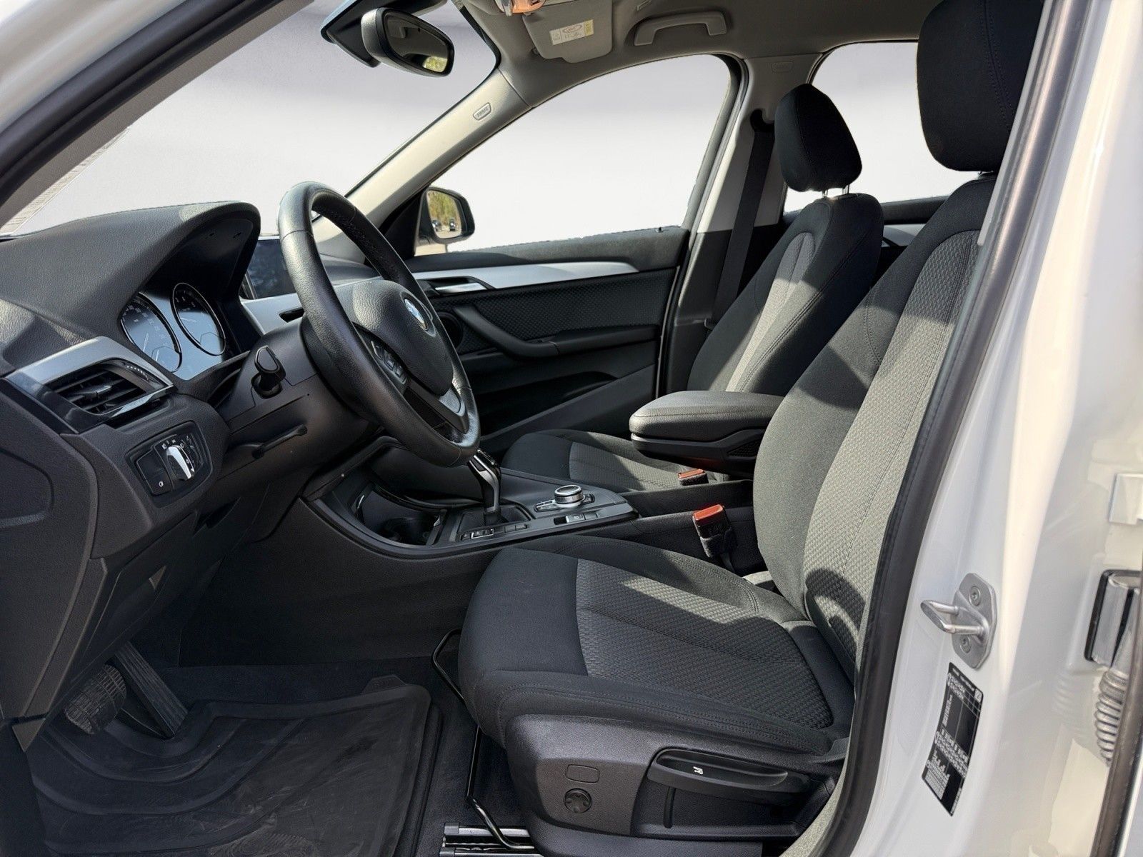 BMW X1 sDrive18i Advantage Navi Klimaaut. Aut. Heckk foto 8