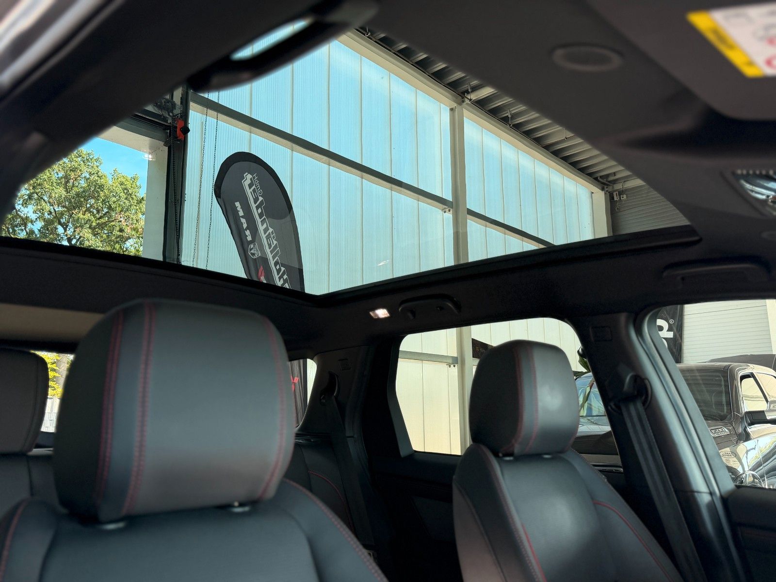 Fahrzeugabbildung Land Rover Discovery Sport 2.0 D 165 R-Dynamic SE AWD