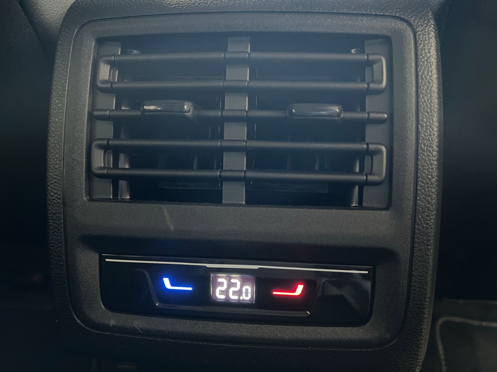 Fahrzeugabbildung Volkswagen Golf VIII Variant GOAL 2.0 TDI DSG *AHK, LED, 17