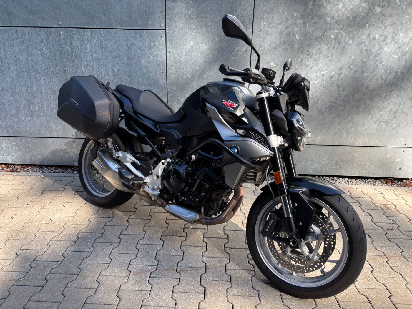Fahrzeugabbildung BMW F 900 R Tieferlegung Seitenkoffer