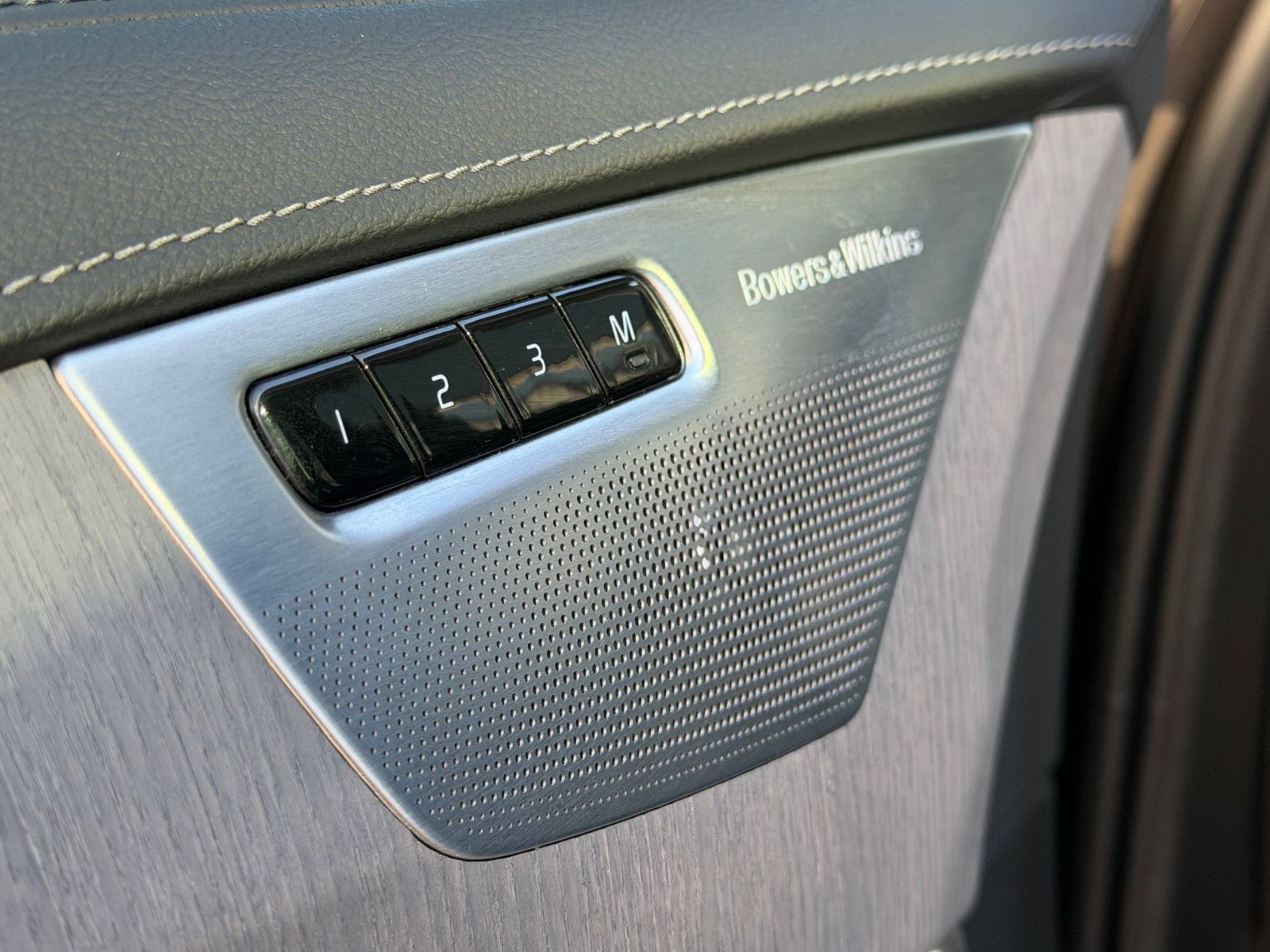 Fahrzeugabbildung Volvo XC90 B5 D Ultimate Dark AWD*B&W*LUFT*STHZG*360*