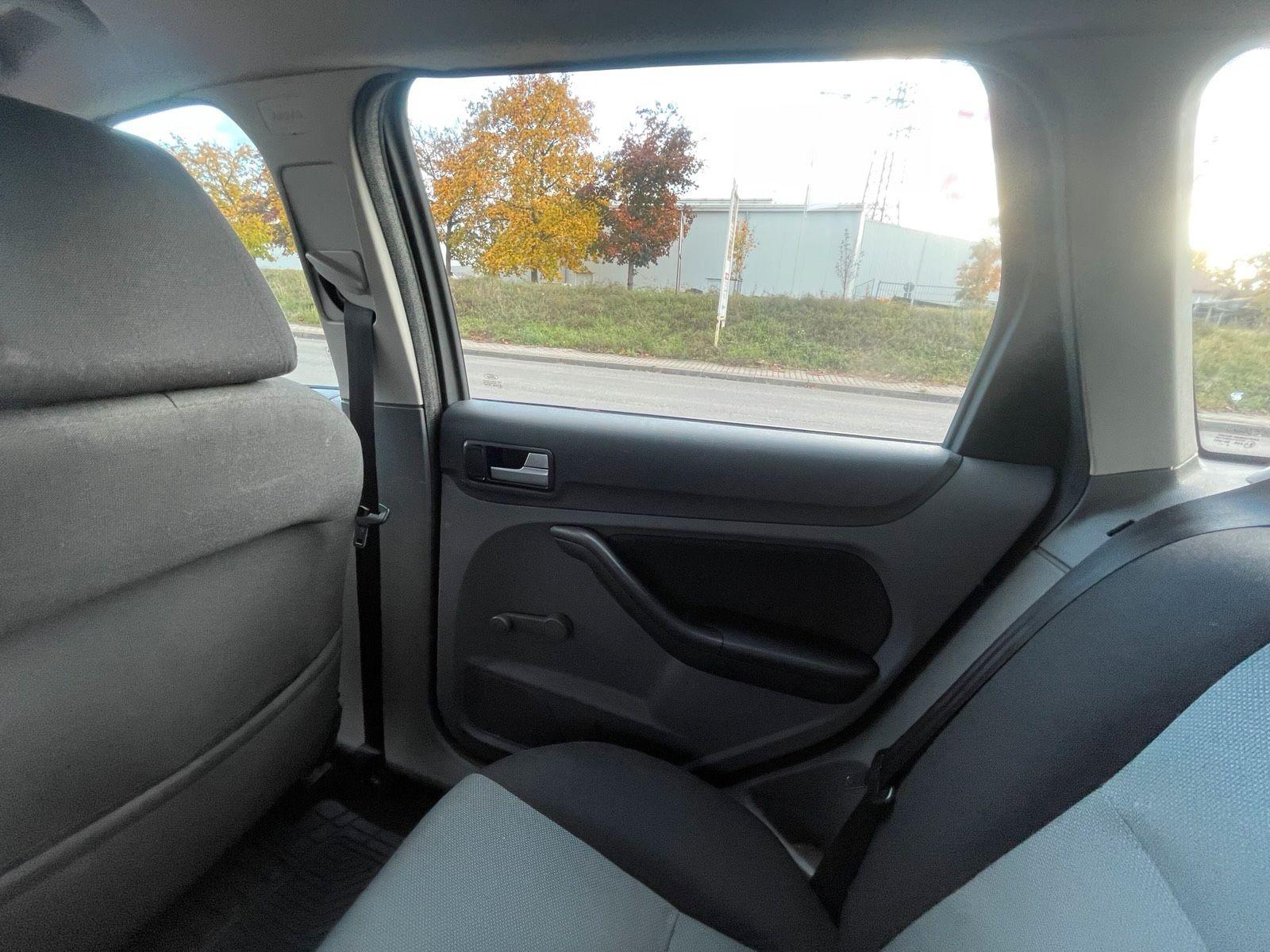 Ford Focus 2010 — photo 11