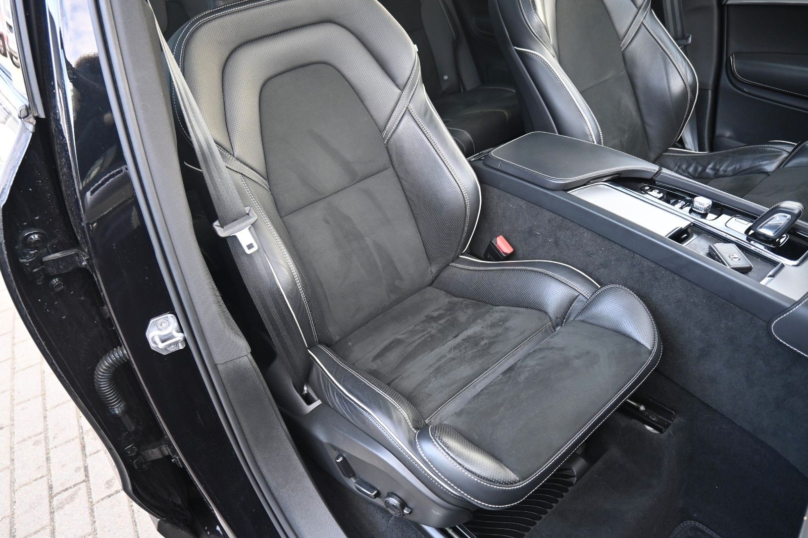 Fahrzeugabbildung Volvo XC90 R Design AWD*B&W*PANO*LUFT*AHK*360*VOLL