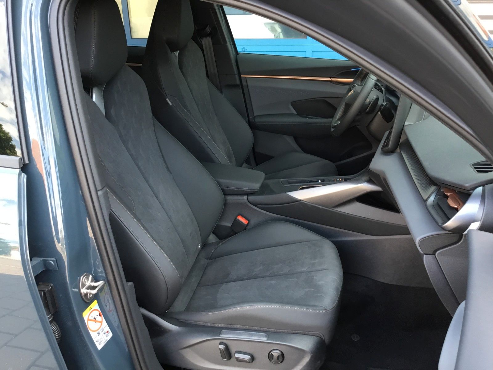 Fahrzeugabbildung CUPRA Terramar 1.5 e-HYBRID DSG+AHK+Kessy+Navi+18"