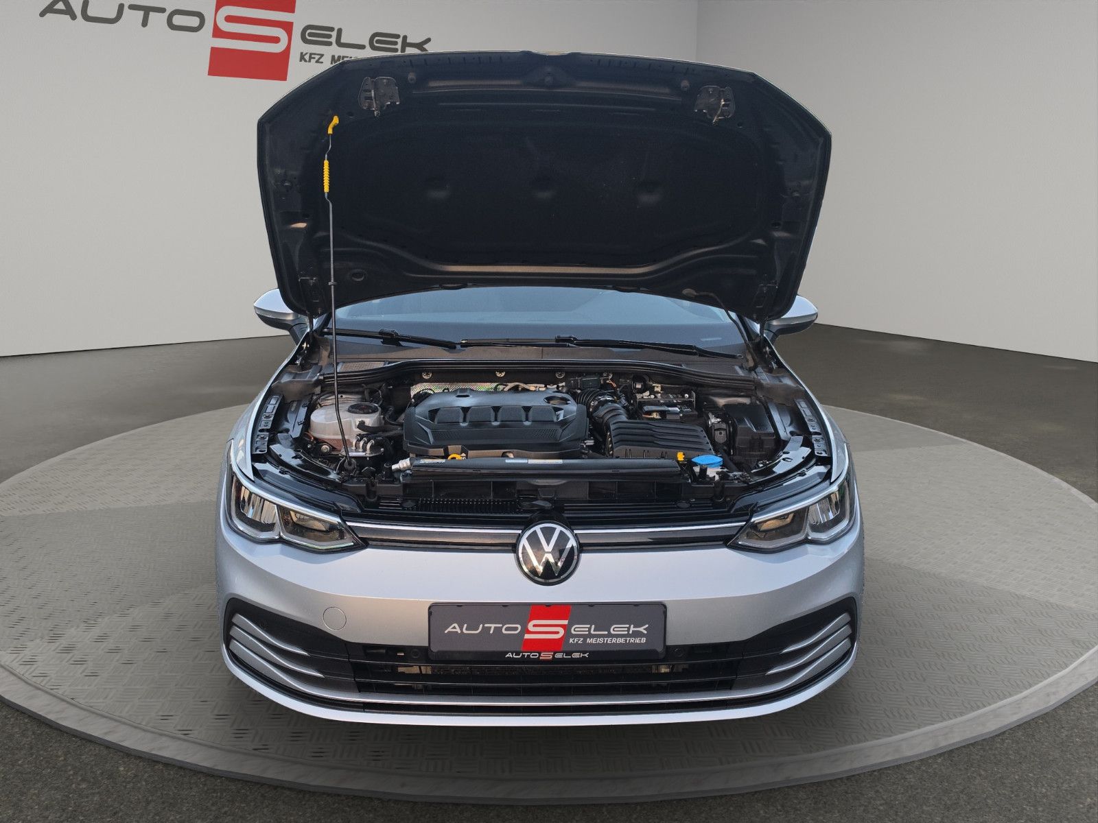 Fahrzeugabbildung Volkswagen Golf VIII Variant Life AHK ACC SHZ LED Apple Car