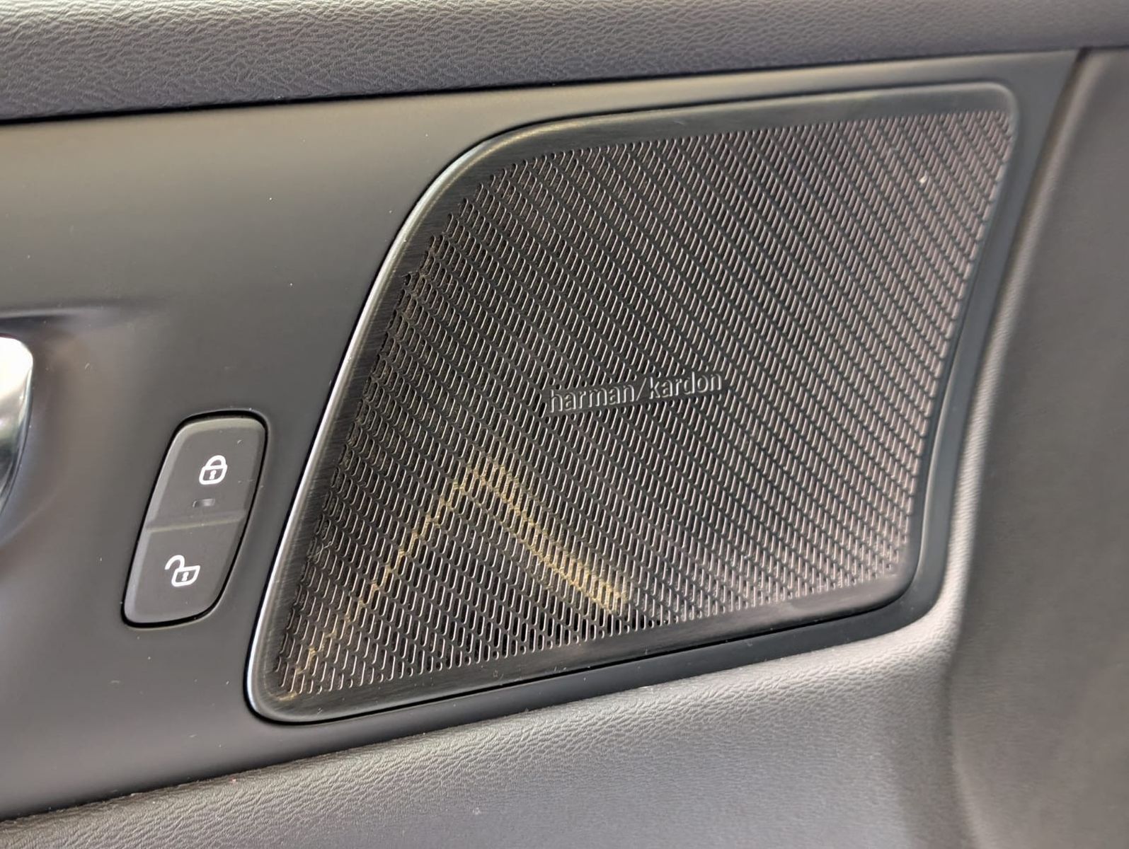 Fahrzeugabbildung Volvo V60 T8 R-Design AWD H/K Cam HUD StHz Pano AHK