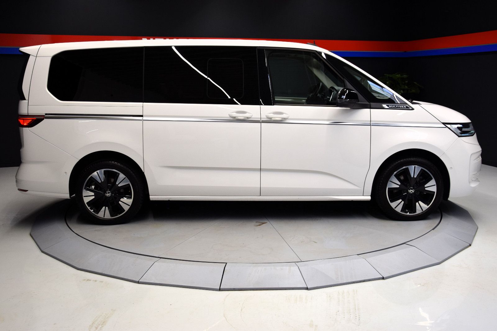 Fahrzeugabbildung Volkswagen T7 Multivan Style lang Pano STHZ HuD AHK NP 81T€