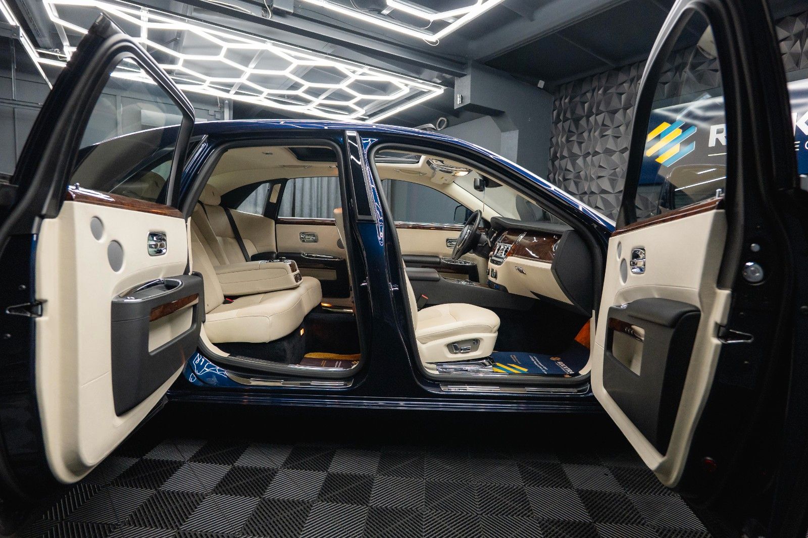 Fahrzeugabbildung Rolls-Royce Ghost V12 Full Service *Panorama*TV*360*HU*19%*