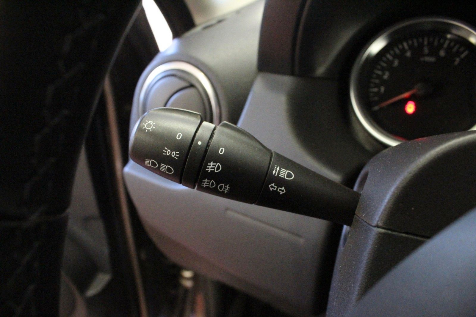 Fahrzeugabbildung Dacia Duster   SCE 115  Laureate   AHK *Navigation*