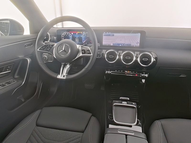 Fahrzeugabbildung Mercedes-Benz A 200 PROGRESSIVE+AHK+LHZ+VERK.ASS+CARPL+KAMERA+