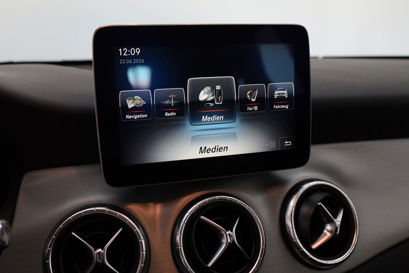 Fahrzeugabbildung Mercedes-Benz CLA 200 SB AMG Line TLeder,Navi,LED,SH,PDC,SR+WR