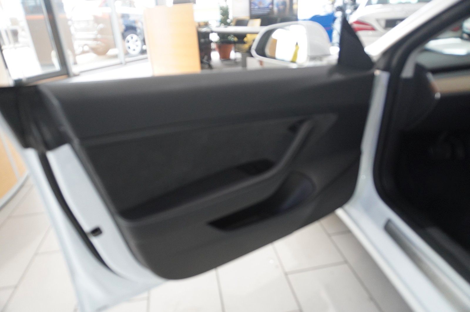 Fahrzeugabbildung Tesla Model 3 Standard Range Plus NAVI/KAMERA/SH/PANO