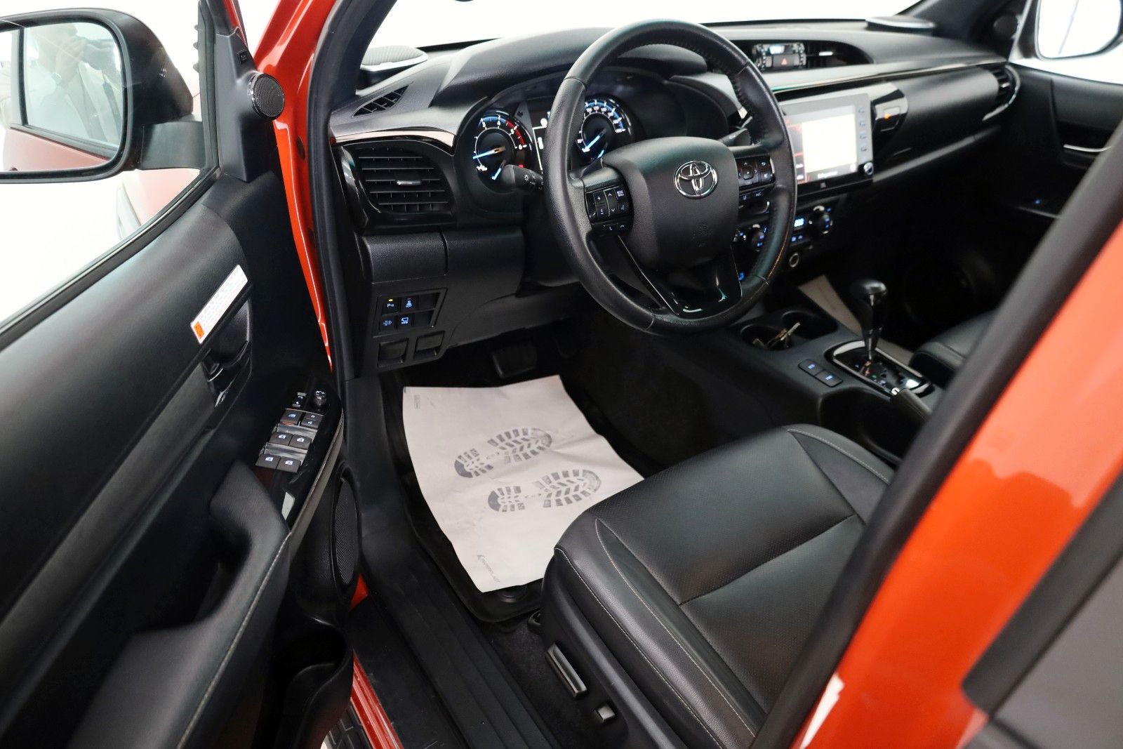 Fahrzeugabbildung Toyota Hilux 2.8 D-4D Invincible,AWD,Leder,ACC,Rollo