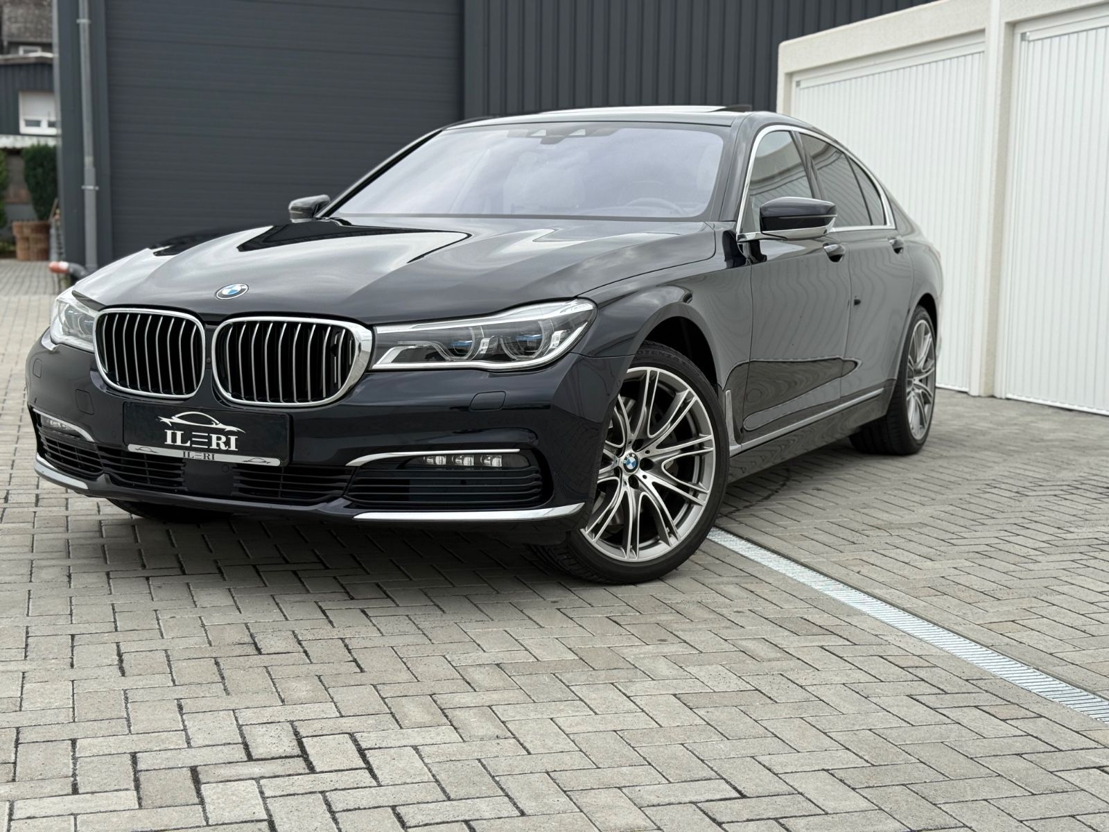 BMW 750 i xDrive*MASSAGE*NIGHT-VERSION*SOFT-CLOSE*