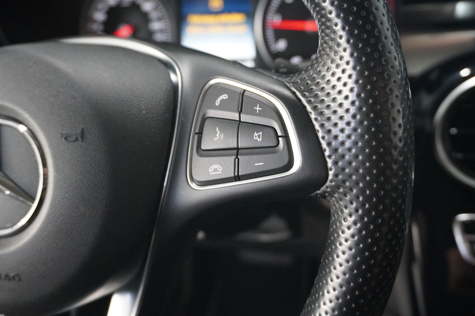 Fahrzeugabbildung Mercedes-Benz GLC 220D EXCLUSIVE 4-MATIC NAVI/LED/SHZ/TEMP/AHK