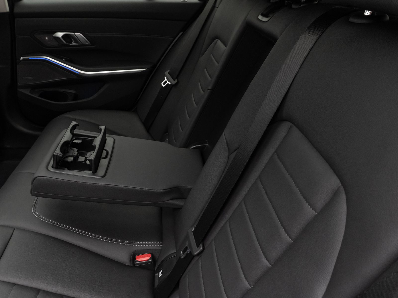 Fahrzeugabbildung BMW 330d xD Sport Line Kamera Panorama HUD DAB H/K
