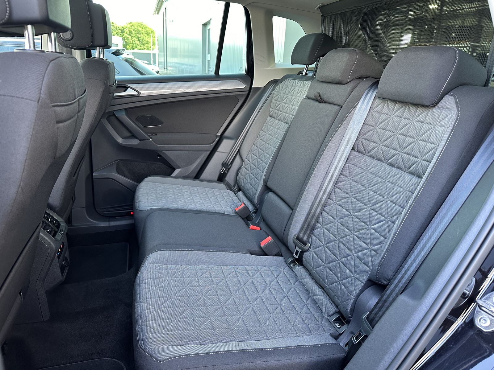 Fahrzeugabbildung Volkswagen Tiguan 2.0 TSI DSG 4M Life NAV+LED+PANO+SHZ+ACC