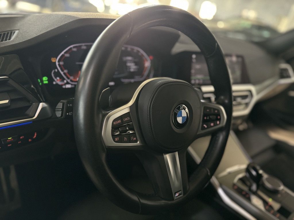 Fahrzeugabbildung BMW 330i xD M Sport Kamera Laser HUD DAB Komfort 19"