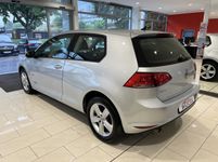 Volkswagen Golf 1.6TDI DSG/PDC/SHZ/Allwetter/Scheckheft. bei Bilicar