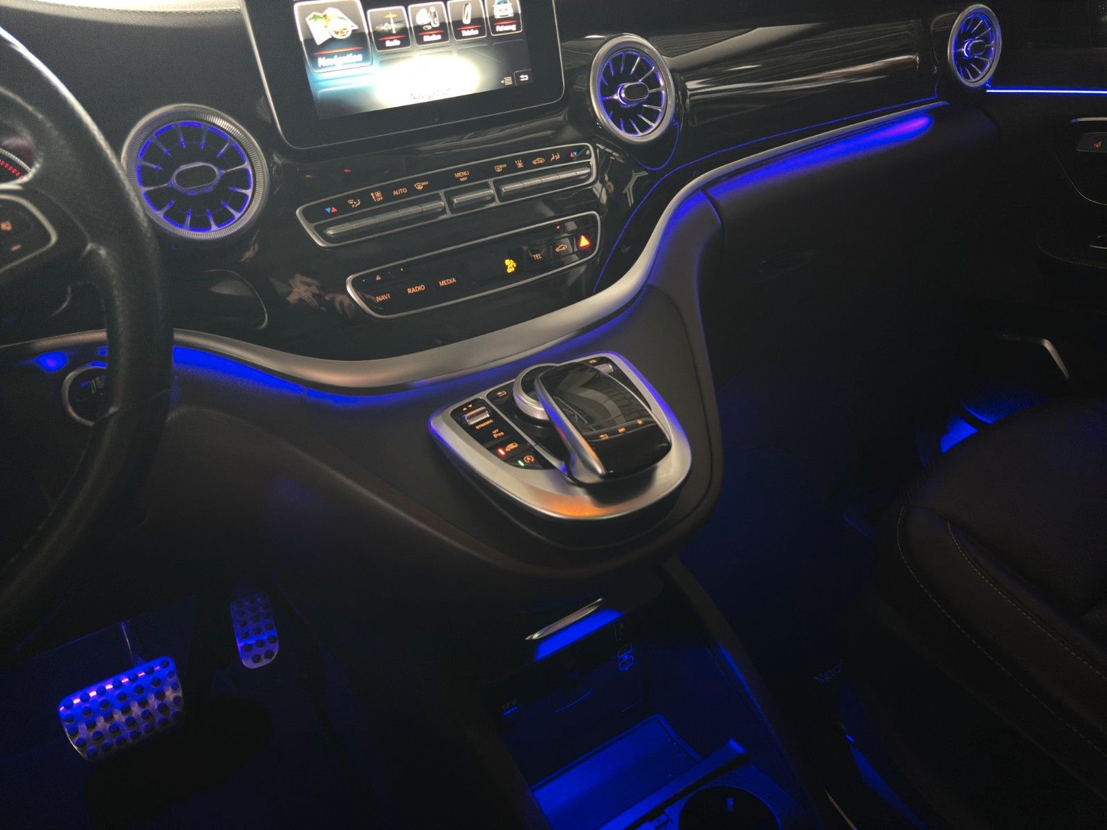 Fahrzeugabbildung Mercedes-Benz V 250 AMG-Line/Pano/Ambiente+/Leder/Burmester