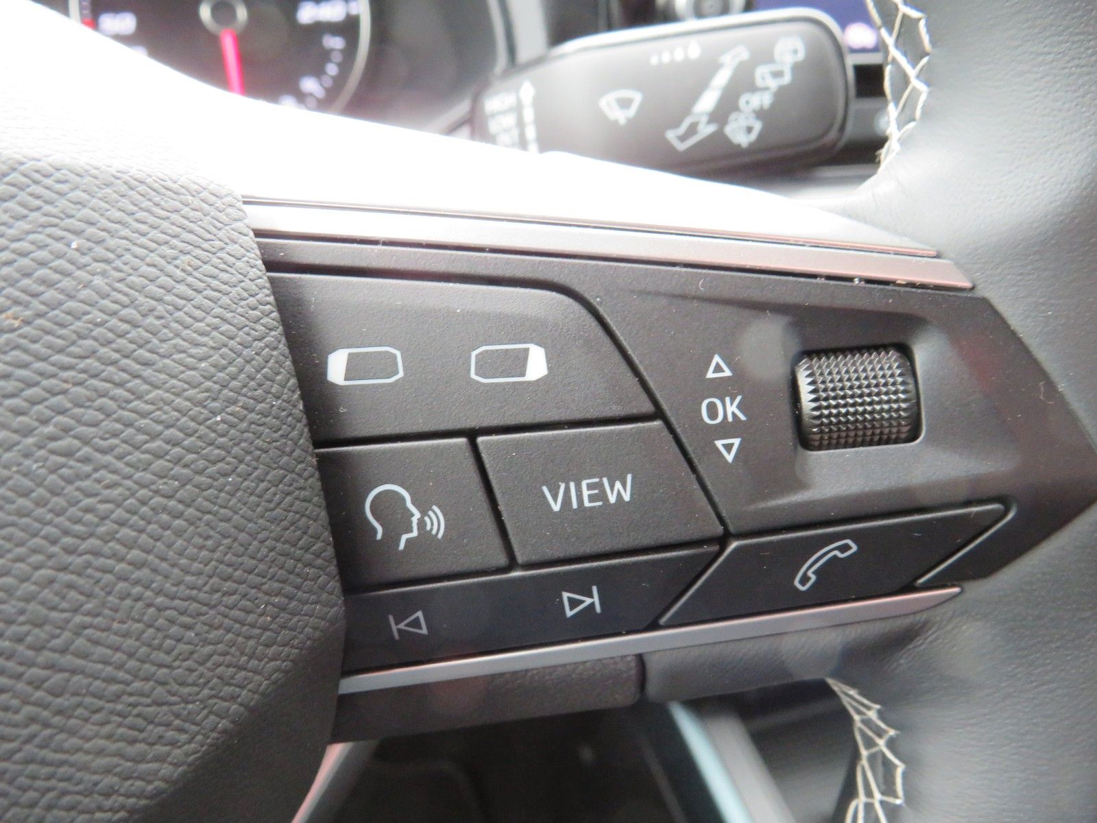Fahrzeugabbildung SEAT Arona Xperience LED PDC GRA FULL-LINK DAB 1.H